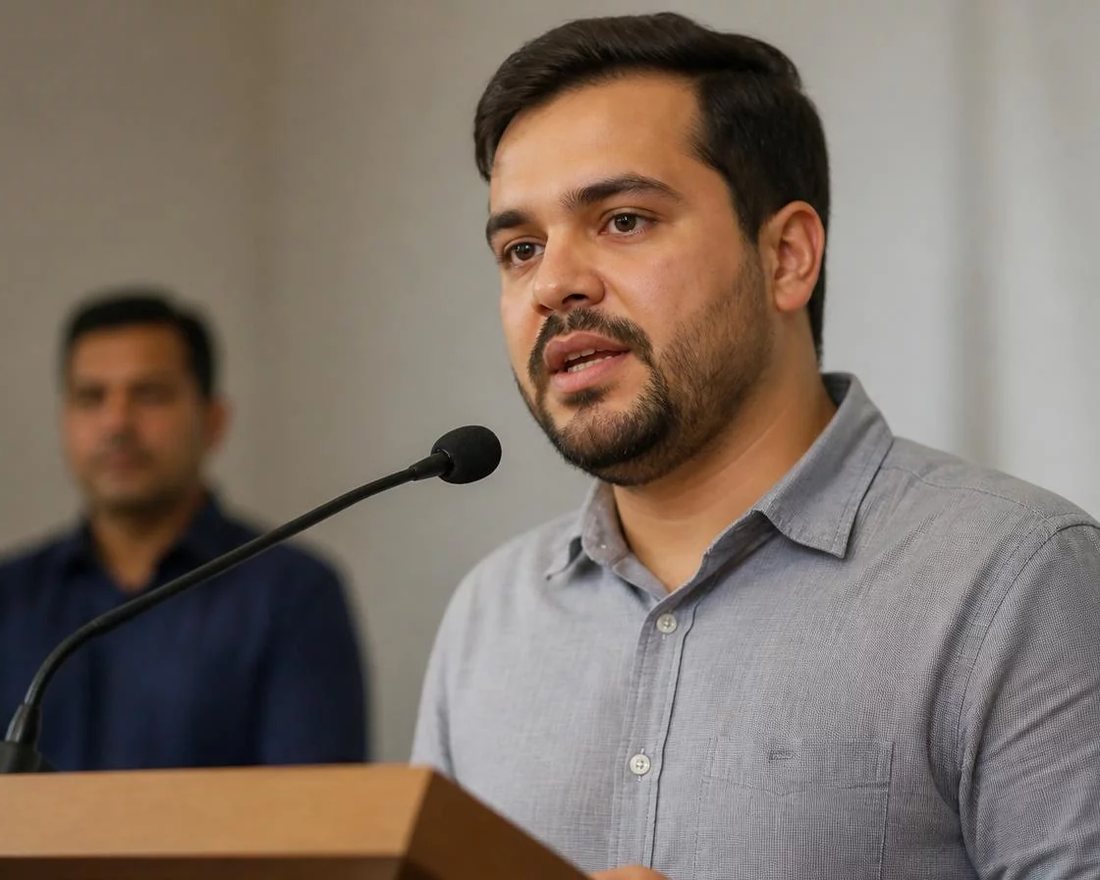Participante ergue a mão para pedir a palavra numa mesa coberta de folhas anotadas